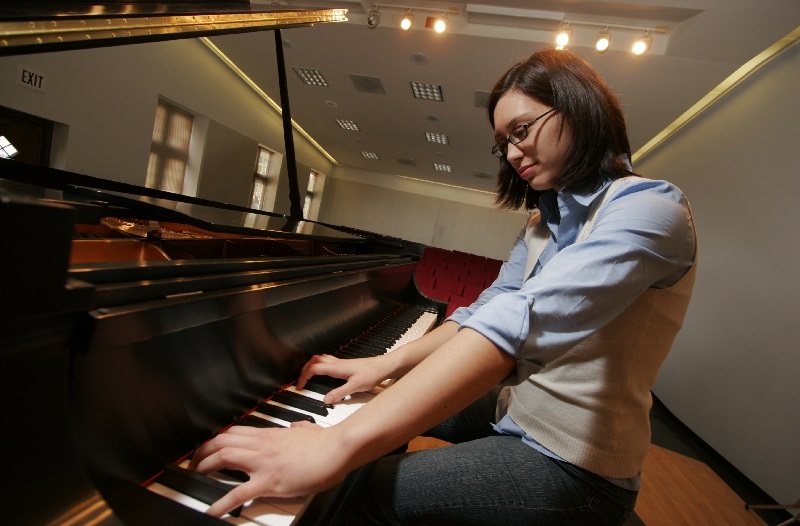 image of Rene Orth playing the piano