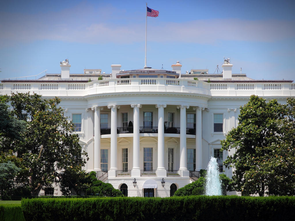 an image of the iconic American White House in Washington, DC 