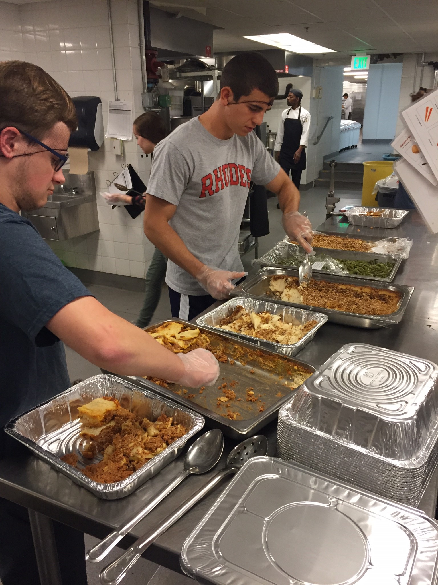 students clearing food trays