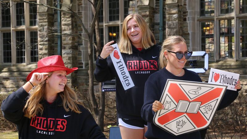 Students Welcoming New Students