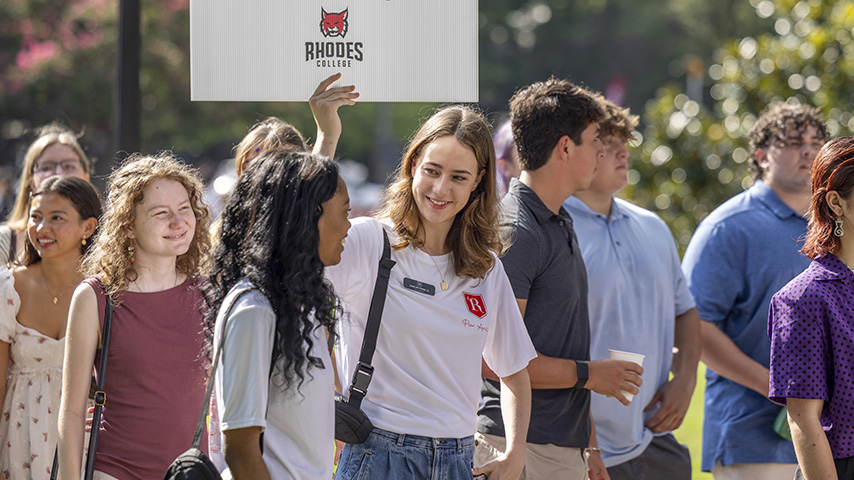 students walking togetheer 