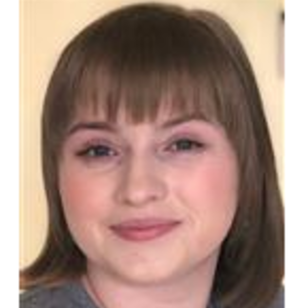 a young woman wiht brown hair