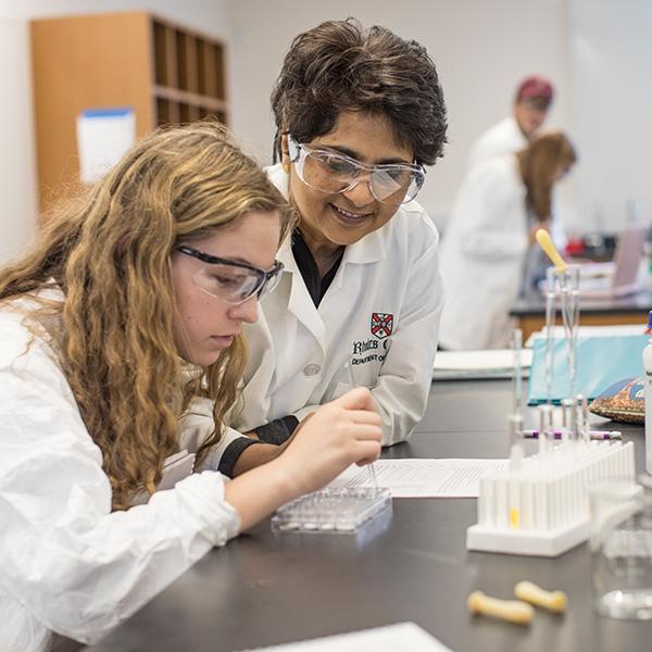 Prof. Muesse works with a student in the lab